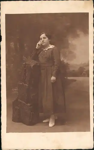 Soziales Leben: Foto Fotografie einer Frau im Kleid posierend 1920 Privatfoto