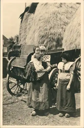 Spakenburg Spakenburg Personen in Trachten-Kleidung vor Heu-Wagen 1950