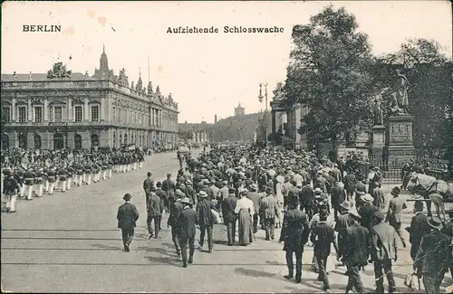 Ansichtskarte Berlin Aufziehende Schlosswache 1915