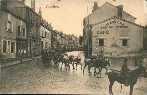 CPA Vouziers Vouziers Straße, Soldaten Kolonne - Cafe 1916  gel. Feldpoststempel