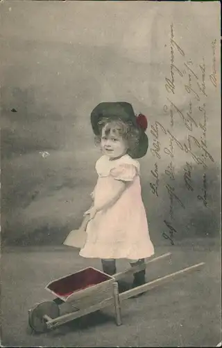 Ansichtskarte  Kinder Künstlerkarte Mädchen mit Schubkarre und Schaufel 1903