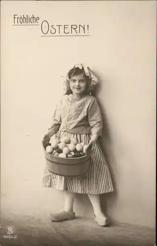 Glückwunsch Ostern Easter Mädchen  Holzwanne voller Ostereier Fotokunst# 1913