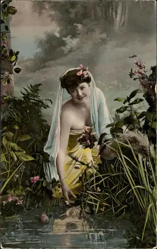 Ansichtskarte  Schöne Frau am See - lassiv lachend Erotik 1911