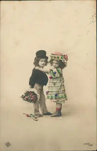Kinder Künstlerkarte Junge  Mädchen   feine Kleidung colorierte AK 1912 Perlen
