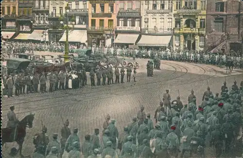 CPA Lille Des prisonniers traversent la Grand Place 1917