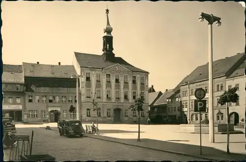 Ansichtskarte Radeberg Marktplatz, Geschäfte - Autos 1955