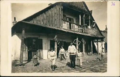 Ansichtskarte  Soldaten vor Buaernhaus Wk1 Südosteuropa 1915