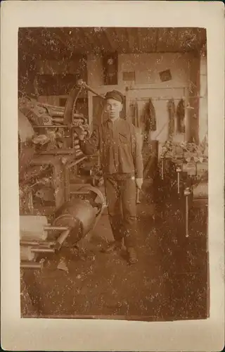Ansichtskarte  Industrie Beruf Arbeit junger Mann an Maschine 1911