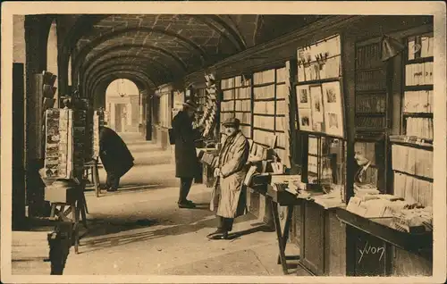 CPA Paris Les arcades de l'Odéon 1920