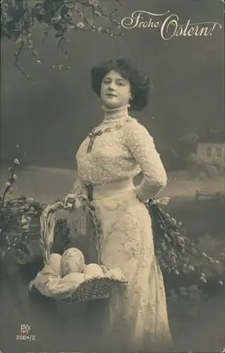 Glückwunsch Ostern / Easter schöne Frau Korb mit Riesenostereiern Fotokunst 1911