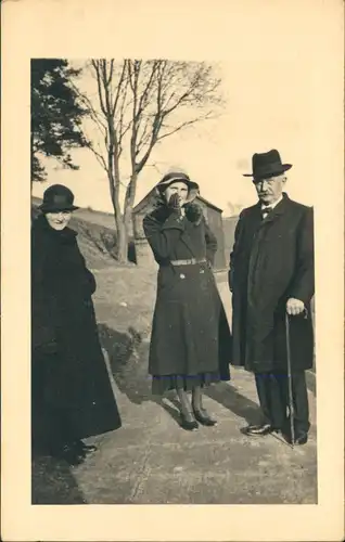 Menschen / Soziales Leben - Familienfotos junge Frau mit Eltern 1928