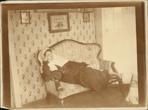 Foto  Frau Krankenschwester auf Sofa - Rußland 1912 Privatfoto Foto