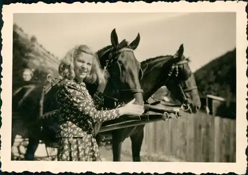 Foto  Frau mit Pferden - Kloster Monen 1944 Privatfoto Foto