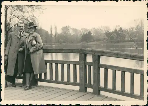 Foto Posen Poznań Mann und Frau im Park 1942 Privatfoto Foto
