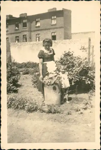 Foto  Frau mit Kind im Hinterhof 1944 Privatfoto Foto