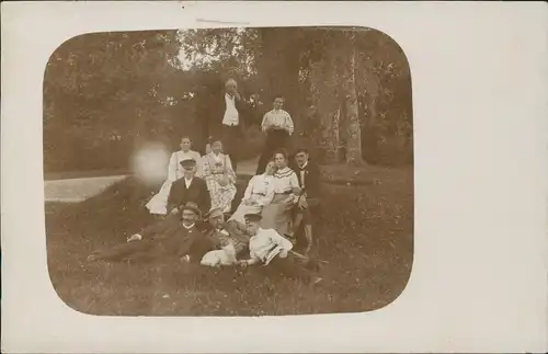 Familenfoto im Park Soldaten 1907 Privatfoto  gel. Stempel Briefmarke Rußland