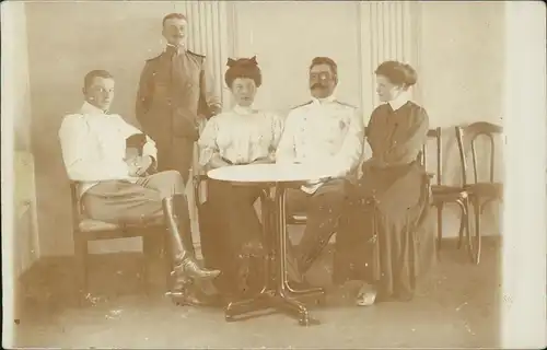Frauen mit Soldaten am Tisch Rußland weiße Garden 1913 Privatfoto Foto