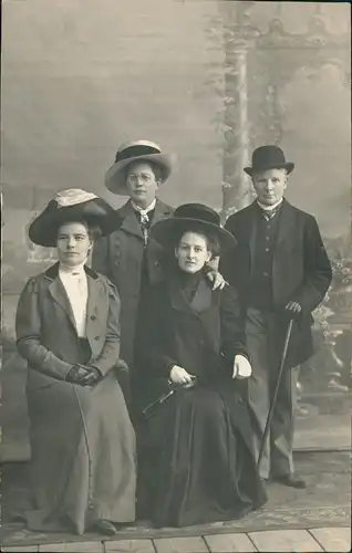 Foto  Atelierfoto Frau und Männer 1910  gel Stempel u. Briefmarke Rußland