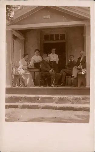 Foto  Familie vor Holzhaus 1906   gel. Stempel und Briefmarke Rußland