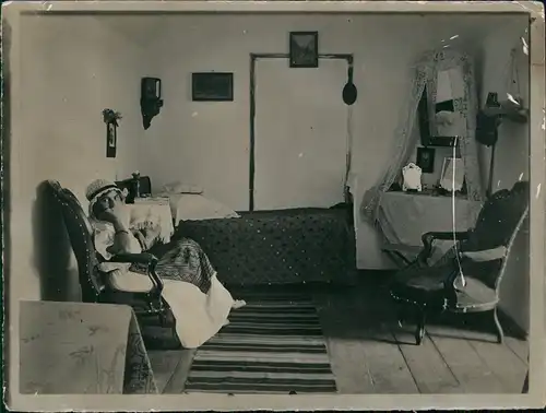 Menschen / Soziales Leben schöne Frau in Schlafkammer 1908 Privatfoto Foto