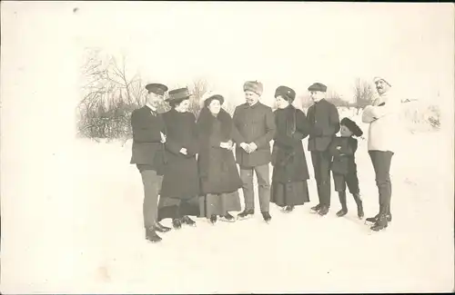 Russland Россия Gruppenbild Frauen und Soldaten im Winter 1912 Privatfoto Foto