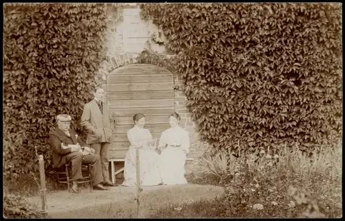 Foto  Männer und Frauen vor Haus 1908 Privatfoto Foto