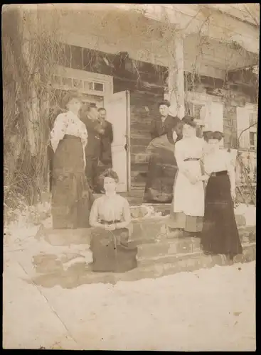 .Russland Rußland Россия schöne Frauen vor Blockhaus 1908 Privatfoto Foto