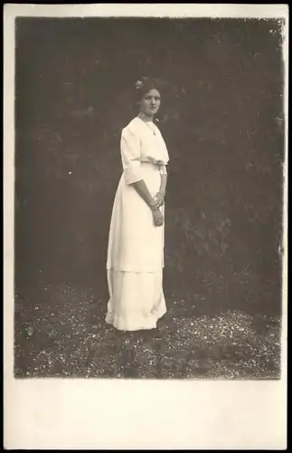 Menschen / Soziales Leben schöne Frau im Garten 1913 Privatfoto Foto