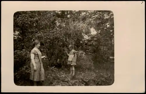 Foto  Menschen / Soziales Leben - Frau mit Mädchen im Park 1926 Foto