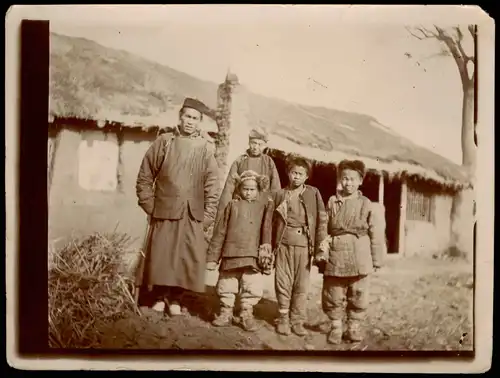 China (Allgemein) China 中国 Typen Familie vor Hütte Trachten 1905 Privatfoto Foto