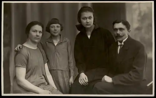 Menschen / Soziales Leben - Familienfoto Mann Frau Töchter 1928 Privatfoto Foto