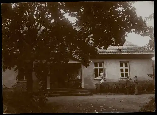 Männer und Frauen vor Haus Menschen / Soziales Leben 1908 Privatfoto Foto