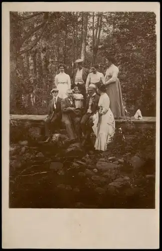 Menschen / Soziales Leben - Familienfoto im Wald 1908 Privatfoto Foto