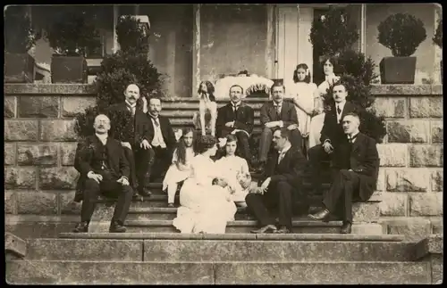 Menschen / Soziales Leben - Familienfoto in feiner Kleidung 1916 Privatfoto Foto