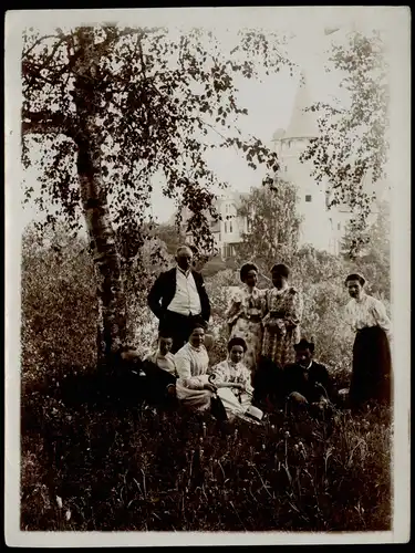 Foto  Familienfoto in feiner Kleidung vor Burg 1908 Privatfoto Foto
