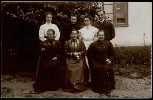 Soziales Leben - Frauen und Mann in feiner Kleidung 1909 Privatfoto Foto
