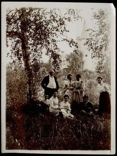 Menschen / Soziales Leben - Familienfoto vor Schloß 1908 Privatfoto Foto