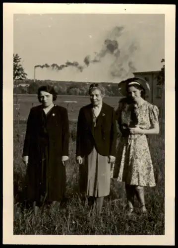 Menschen / Soziales Leben - Frauen vor Fabrik 1942 Privatfoto Foto