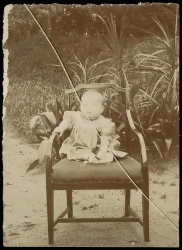 Menschen/Soziales Leben - Kleinkind auf Stuhl 1905 Privatfoto Foto