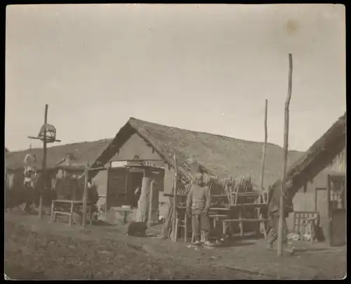 China 中國 中国 Mandjurei 滿洲 / 满洲 Mandschurei Mann vor Hütte 1905 Privatfoto Foto