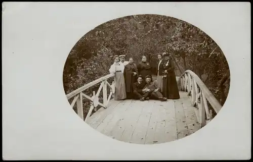 Menschen / Soziales Leben - Gruppenfoto auf Holzbrücke 1909 Privatfoto Foto