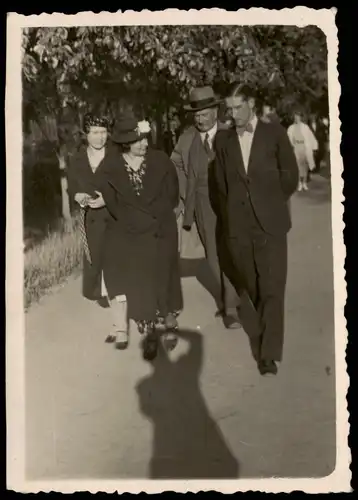 Menschen / Soziales Leben - Gruppenfoto feine Kleidung 1942 Privatfoto Foto