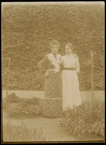 Menschen / Soziales Leben - Frauen in schönen Kleidern 1908 Privatfoto Foto