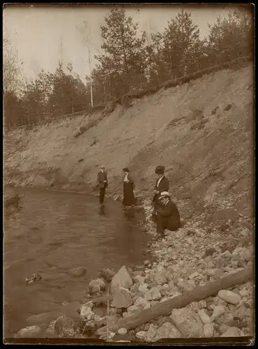 Soziales Leben - Frauen am Flußufer schöne Kleider 1907 Privatfoto Foto