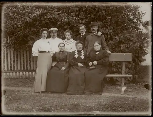 Menschen / Soziales Leben - Gruppenfoto im Garten 1909 Privatfoto Foto