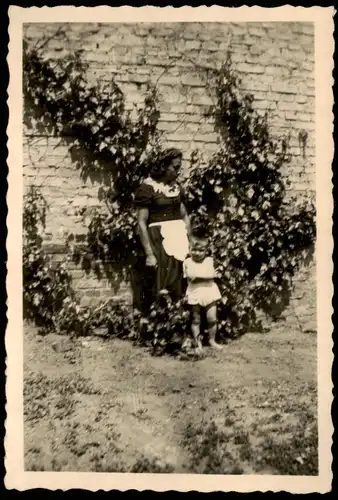 Menschen / Soziales Leben Frau und Kind an der Mauer 1943 Privatfoto Foto