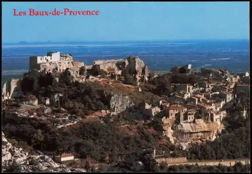 CPA Les Baux-de-Provence Vue sur le château et le village 2000