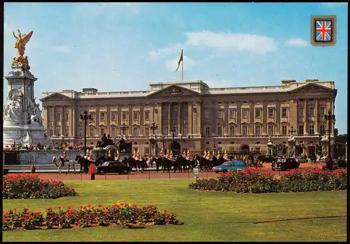 Postcard London Buckingham Palace and Victoria Memorial 1980