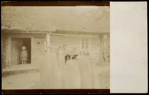 .Russland Rußland Россия Soldaten, Familie vor Blockhütte 1905 Privatfoto Foto