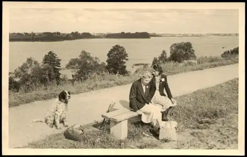 Frauen mit Hund am See Menschen / Soziales Leben 1942 Privatfoto Foto